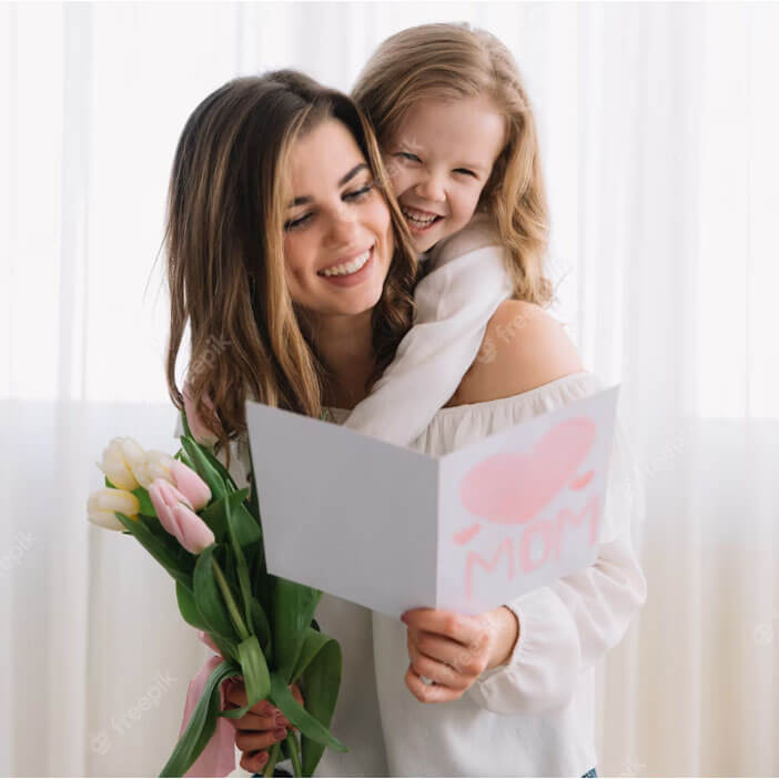 Madre con su hija sosteniendo un ramo de flores y una carta.