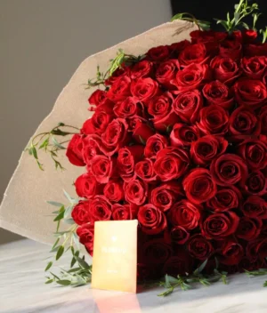 Arreglo Talismán, 100 rosas rojas en florerías en Puebla con entrega a domicilio