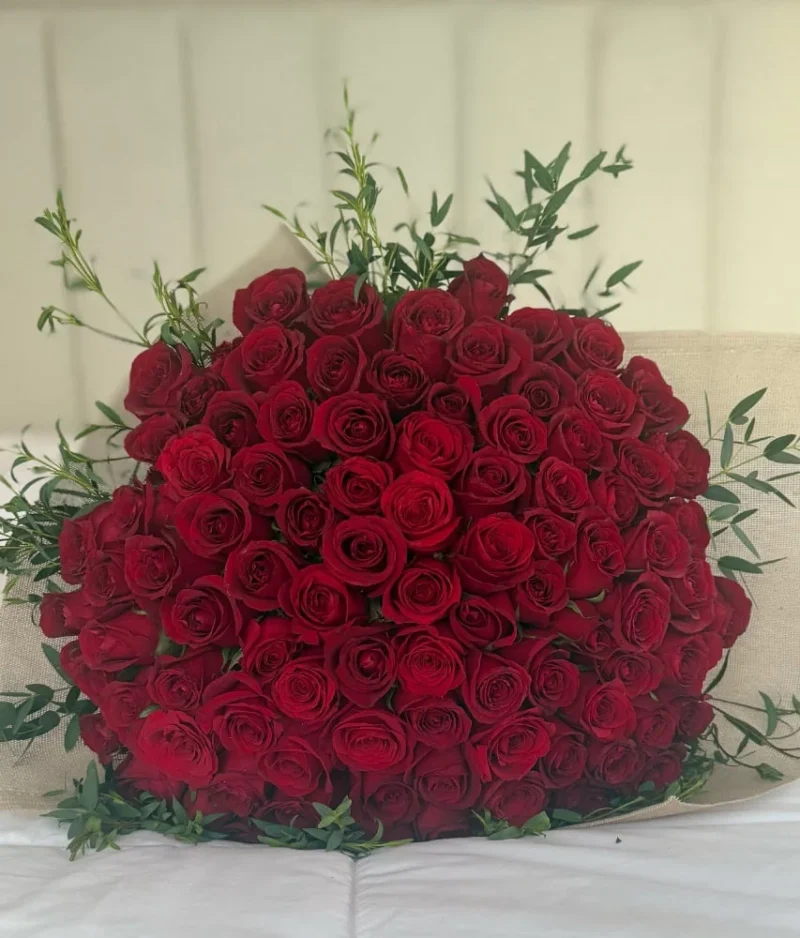 Ramo de 100 rosas rojas en florerías en Puebla, ramo Talismán, flores a domicilio en Puebla