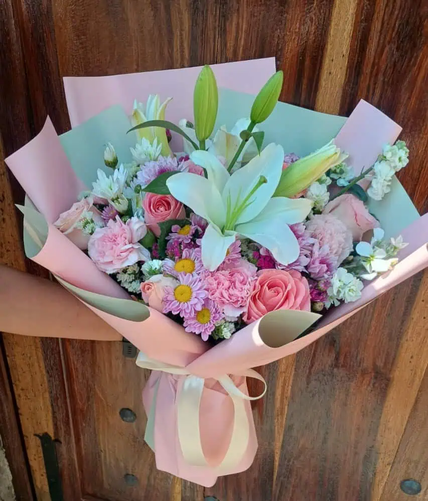 Flores a domicilio en Puebla, Ramo especial para mamá elaborado por florería en Puebla con flores frescas