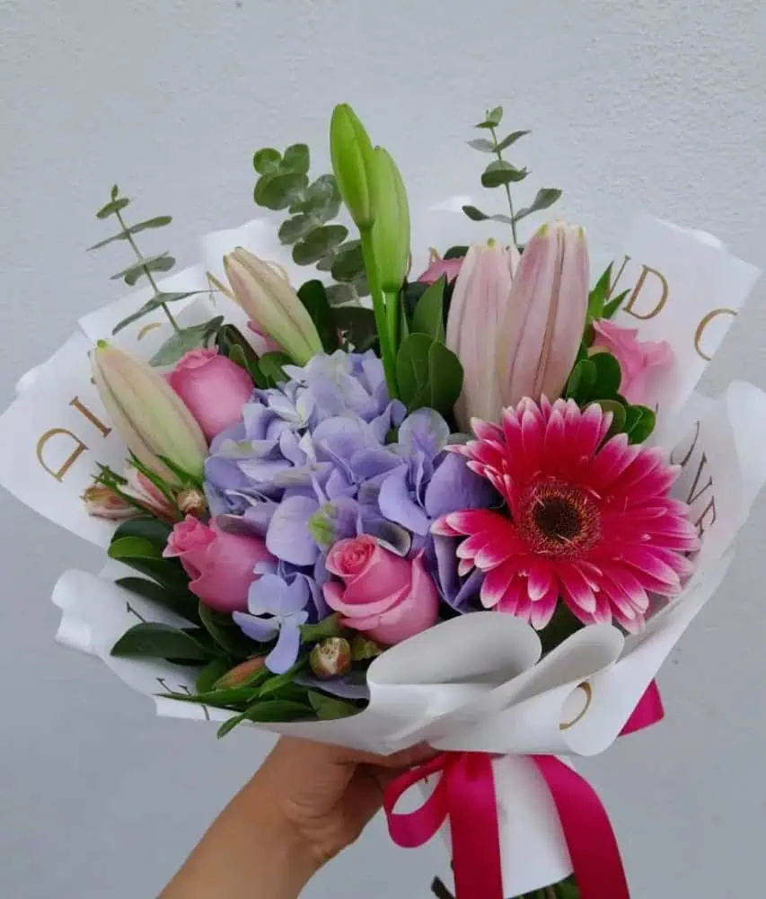 Florería en Puebla. Ramo moderno de flores naturales "Contraste Suave" para regalar, flores a domicilio Puebla