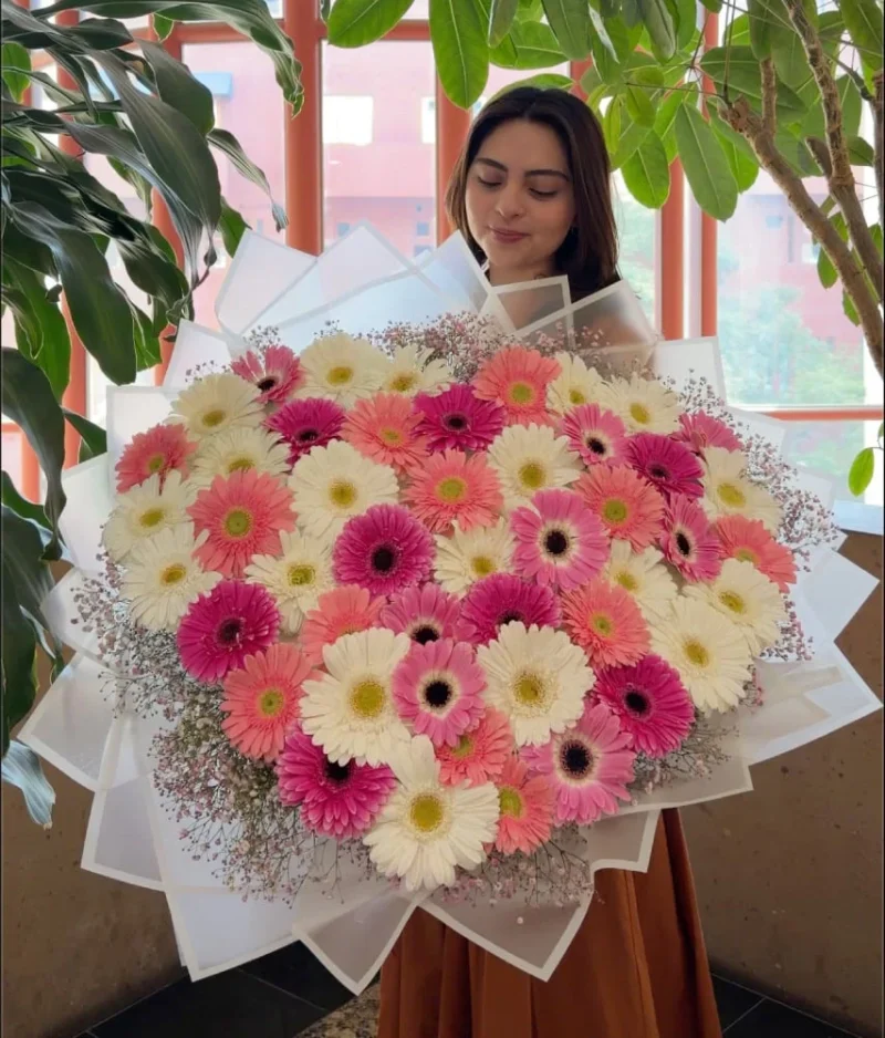 Ramo buchón de gerberas en forma de corazón en florerías en Puebla, flores a domicilio con envío en 3 horas