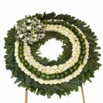 corona funebre con flores blancas flores de dobleces