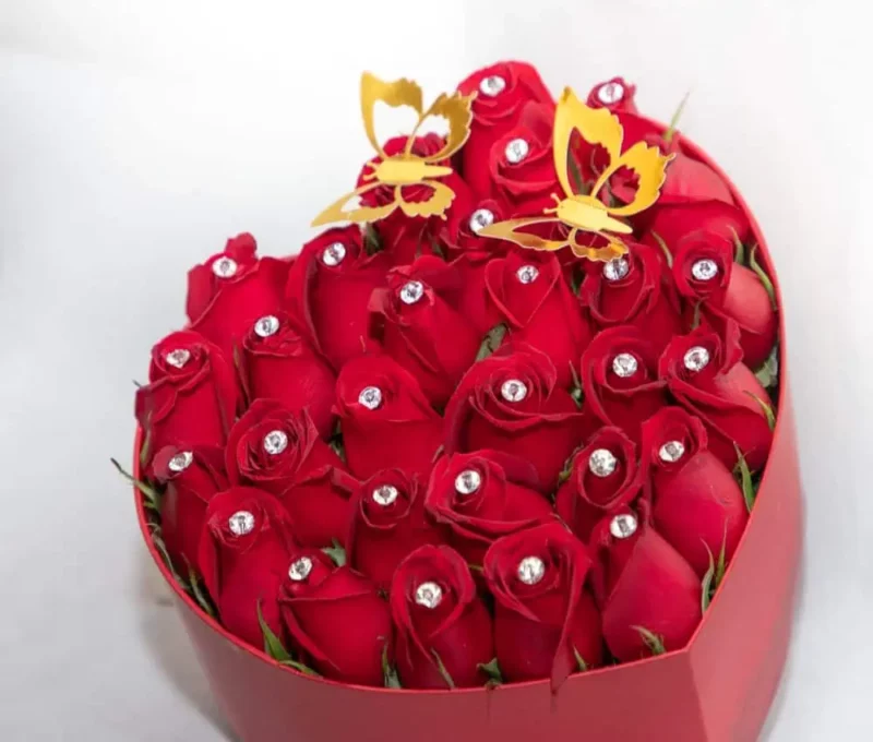 caja en forma de corazon con rosas rojas diamonds