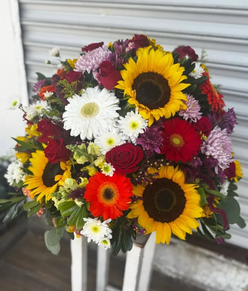 Arreglo de flores multicolor en canasta de Florerias en Queretaro, flores a domicilio en Queretaro