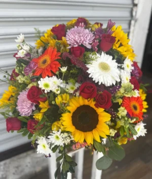 Arreglo de flores multicolor en canasta de Florerias en Queretaro, flores a domicilio en Queretaro