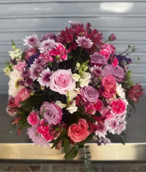 Arreglo de flores multicolor en canasta de Florerias en Queretaro, flores a domicilio en Queretaro