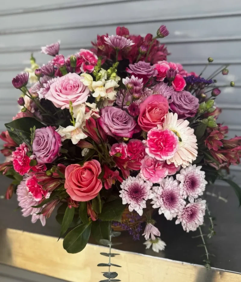 Arreglo de flores multicolor en canasta de Florerias en Queretaro, flores a domicilio en Queretaro