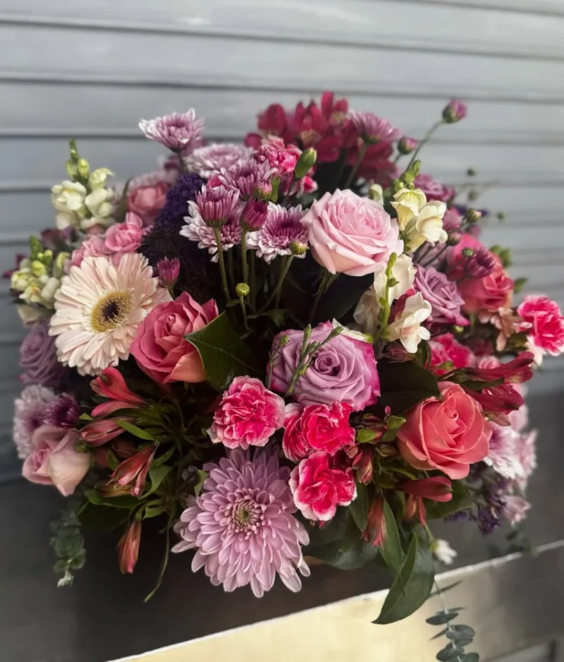 Arreglo de flores multicolor en canasta de Florerias en Queretaro, flores a domicilio en Queretaro