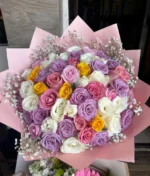 Ramo de rosas multicolor con decorado rosa de Florerias en Queretaro, flores a domicilio en Queretaro