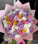 Ramo de rosas multicolor con decorado rosa de Florerias en Queretaro, flores a domicilio en Queretaro