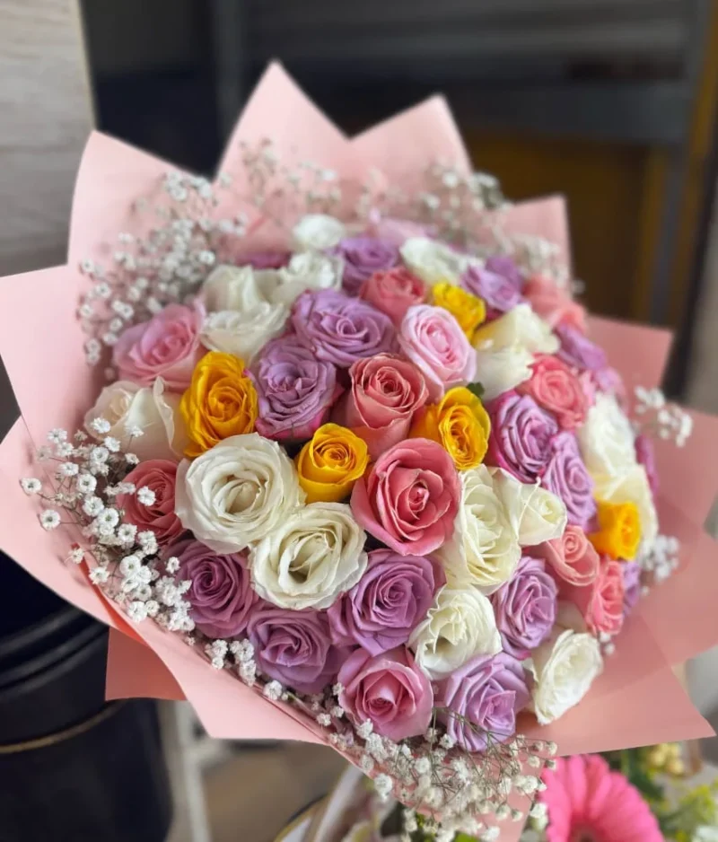Ramo de rosas multicolor con decorado rosa de Florerias en Queretaro, flores a domicilio en Queretaro