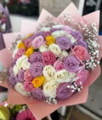 Ramo de rosas multicolor con decorado rosa de Florerias en Queretaro, flores a domicilio en Queretaro