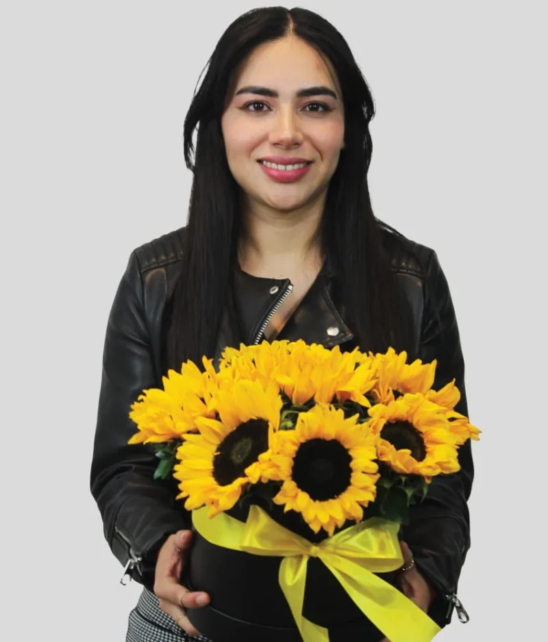 modelo con ramo detalle coqueto de Florerias en Queretaro, flores a domicilio en Queretaro