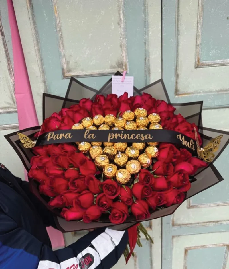 ramo buchon rosas rojas con chocolates te amo