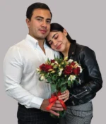 pareja con ramo de rosas