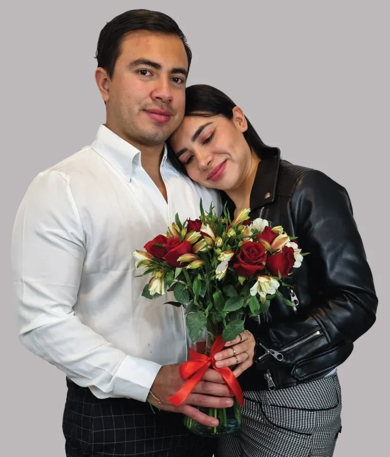 pareja con ramo de rosas