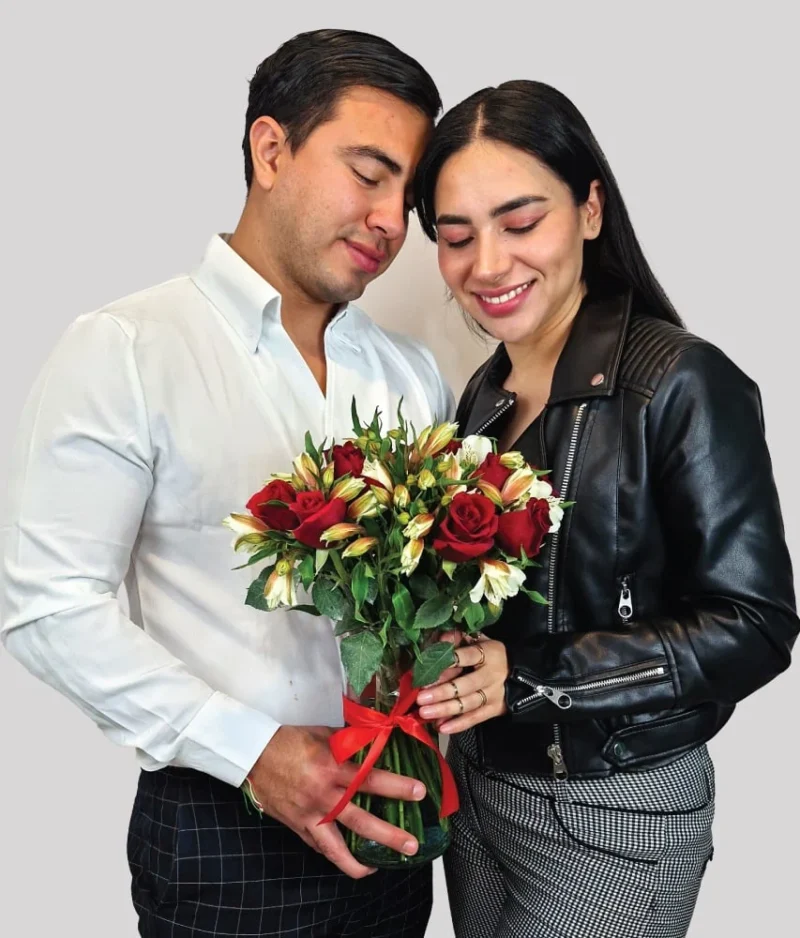 pareja con ramo de rosas