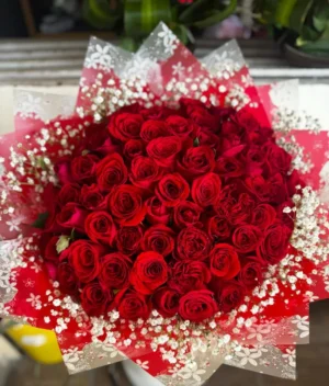 Ramo de rosas rosas con decorado rojo y blanco de Florerias en Queretaro, flores a domicilio en Queretaro