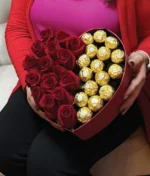 modelo con caja de corazon con rosas rojas y chocolates ferrero