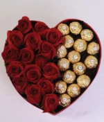 caja de corazon con rosas rojas y chocolates ferrero