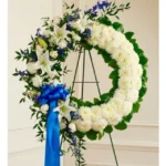 Corona de flores blancas y azules de Florerias en Queretaro, flores a domicilio en Queretaro