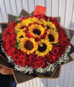 Ramo de girasoles con rosas rojas decorado negro de Florerias en Queretaro, flores a domicilio en Queretaro