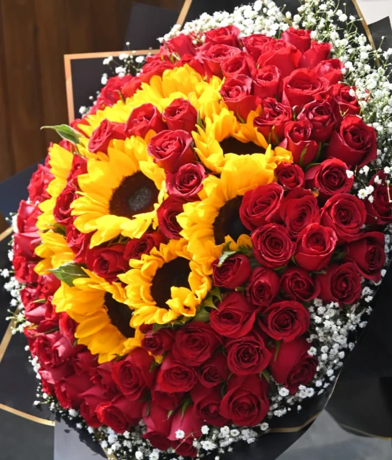 ramo de rosas rojas con girasoles de Florerias en Queretaro, flores a domicilio en Queretaro