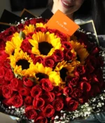 ramo de rosas rojas con girasoles tipo buchon con decorado negro de Florerias en Queretaro, flores a domicilio en Queretaro