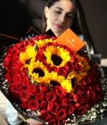 ramo de rosas rojas con girasoles tipo buchon con decorado negro de Florerias en Queretaro, flores a domicilio en Queretaro