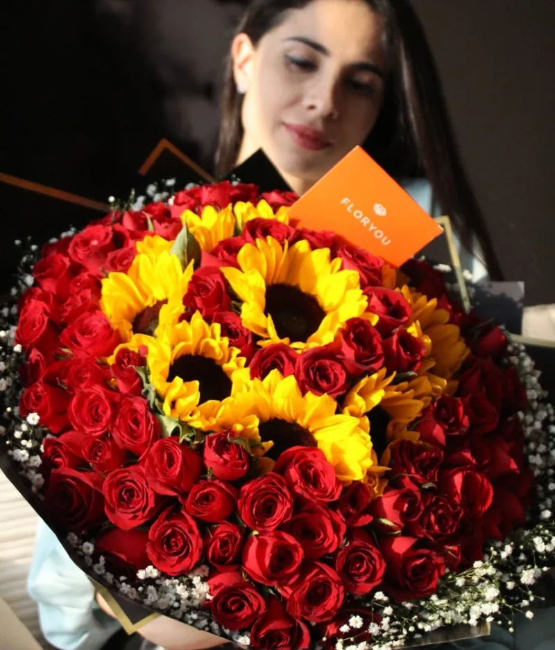 ramo de rosas rojas con girasoles tipo buchon con decorado negro de Florerias en Queretaro, flores a domicilio en Queretaro