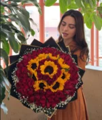 ramo de rosas rojas con girasoles tipo buchon con decorado negro de Florerias en Queretaro, flores a domicilio en Queretaro