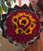 ramo de rosas rojas con girasoles tipo buchon con decorado negro de Florerias en Queretaro, flores a domicilio en Queretaro