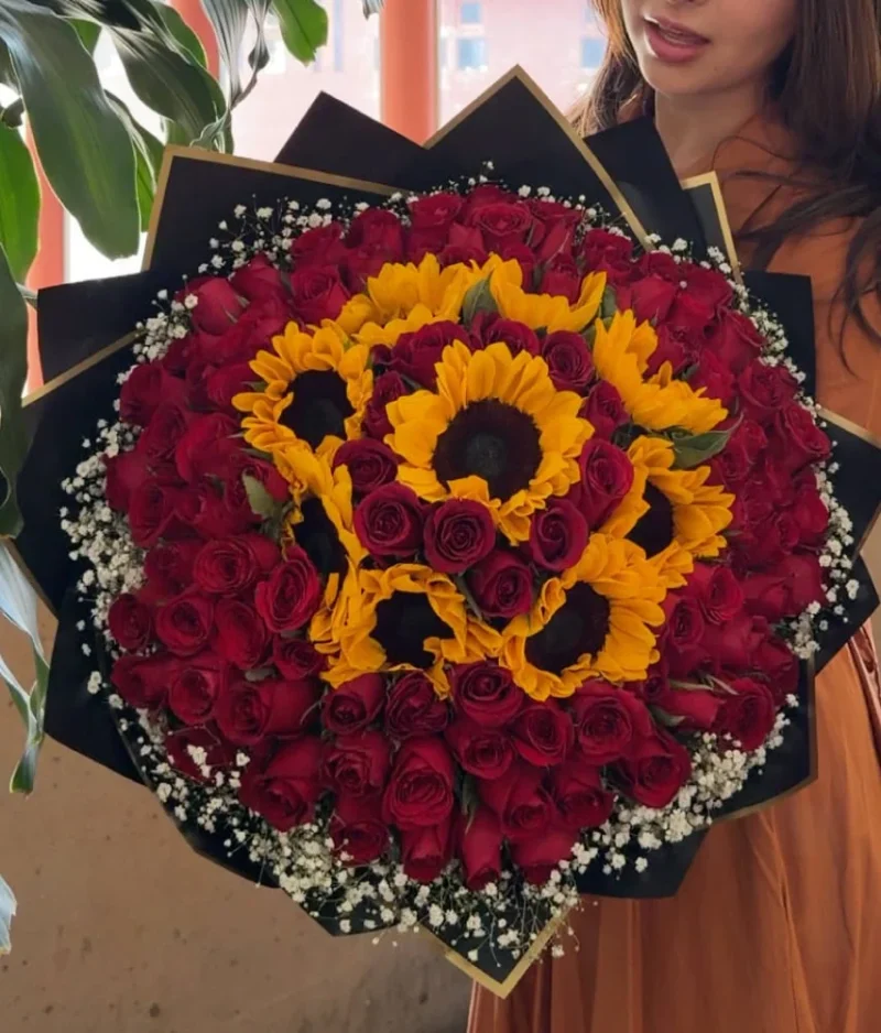 ramo de rosas rojas con girasoles tipo buchon con decorado negro de Florerias en Queretaro, flores a domicilio en Queretaro