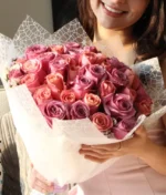 ramo de rosas moradas y rosas con decorado blanco de Florerias en Queretaro, flores a domicilio en Queretaro