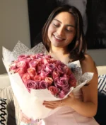 ramo de rosas moradas y rosas con decorado blanco de Florerias en Queretaro, flores a domicilio en Queretaro
