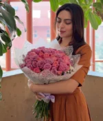 ramo de rosas moradas y rosas con decorado blanco de Florerias en Queretaro, flores a domicilio en Queretaro
