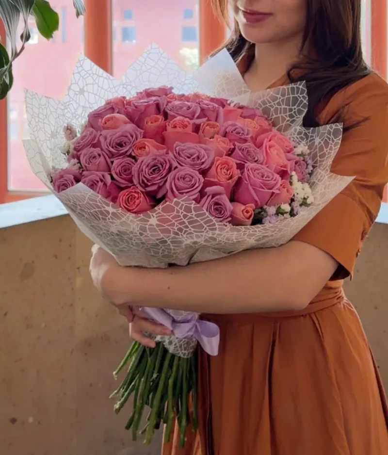 ramo de rosas moradas y rosas con decorado blanco de Florerias en Queretaro, flores a domicilio en Queretaro