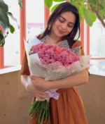 ramo de rosas moradas y rosas con decorado blanco de Florerias en Queretaro, flores a domicilio en Queretaro