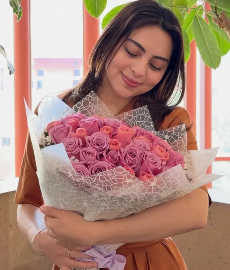 ramo de rosas moradas y rosas con decorado blanco de Florerias en Queretaro, flores a domicilio en Queretaro