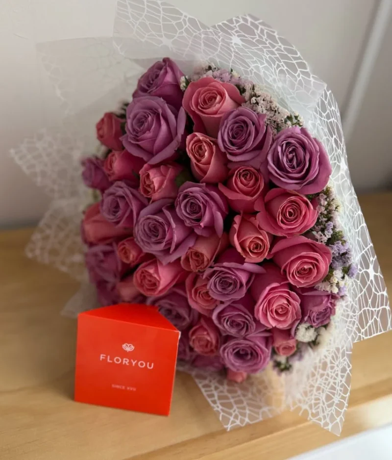 ramo de rosas moradas y rosas con decorado blanco de Florerias en Queretaro, flores a domicilio en Queretaro