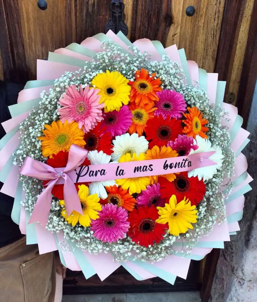 Ramo de flores decorado rosa de Florerias en Queretaro, flores a domicilio en Queretaro