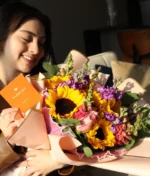 ramo de flores multicolor con decorado rosa de Florerias en Queretaro, flores a domicilio en Queretaro
