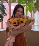 ramo de flores multicolor con decorado rosa de Florerias en Queretaro, flores a domicilio en Queretaro