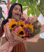 ramo de flores multicolor con decorado rosa de Florerias en Queretaro, flores a domicilio en Queretaro