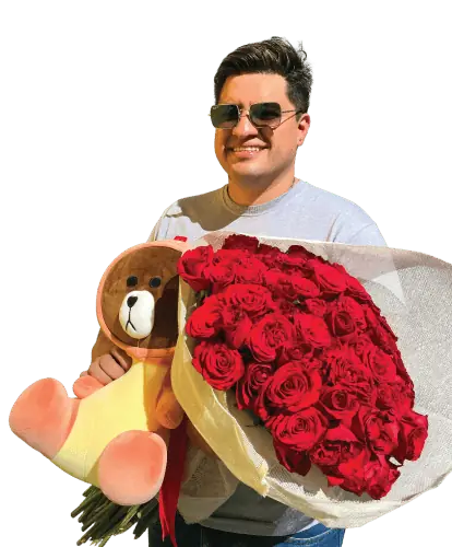 hombre con ramo buchon con rosas rojas y oso de peluche