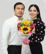 pareja con arreglo floral