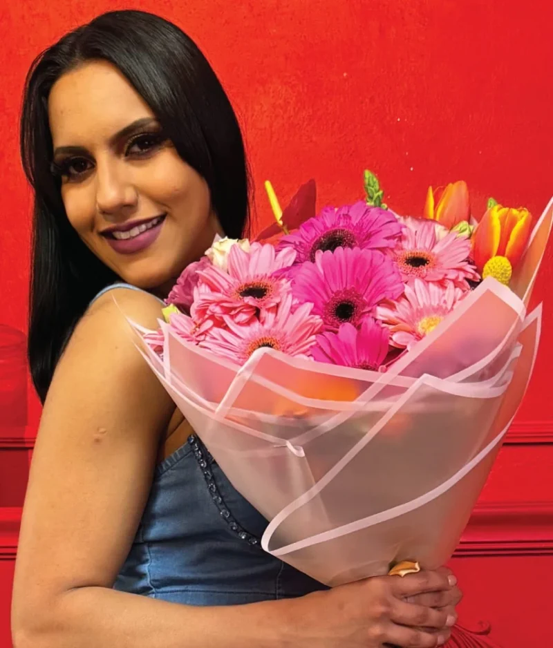 mujer sosteniendo un ramo de gerberas