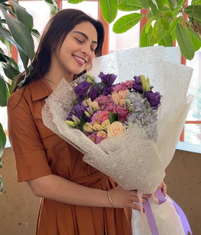 Ramo de violetas y rosas en florería Tijuana, entrega de arreglos de flores a domicilio Tijuana en 3 horas