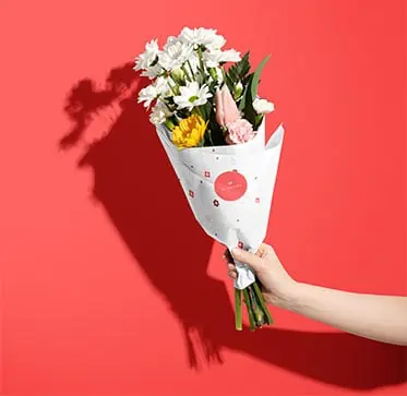 ramo de flores con fondo rojo, entrega de flores a domicilio